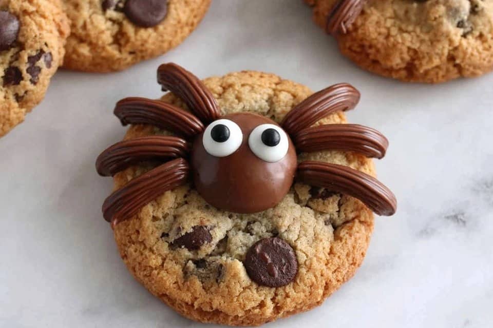 Easy Halloween Chocolate Chip Cookies with Spooky Spider Topping 5 Easy Halloween Chocolate Chip Cookies with Spooky Spider Topping