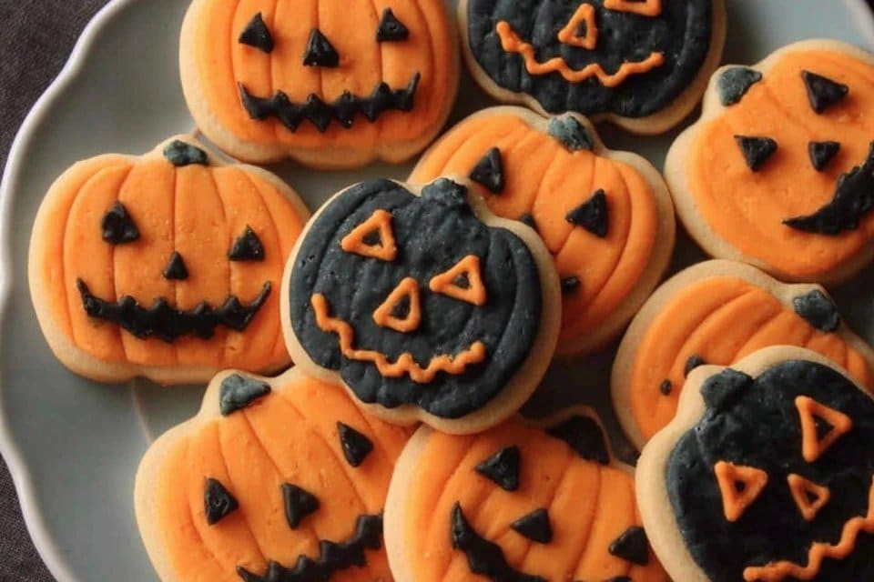 Easy Halloween Pumpkin Sugar Cookies 5 Easy Halloween Pumpkin Sugar Cookies