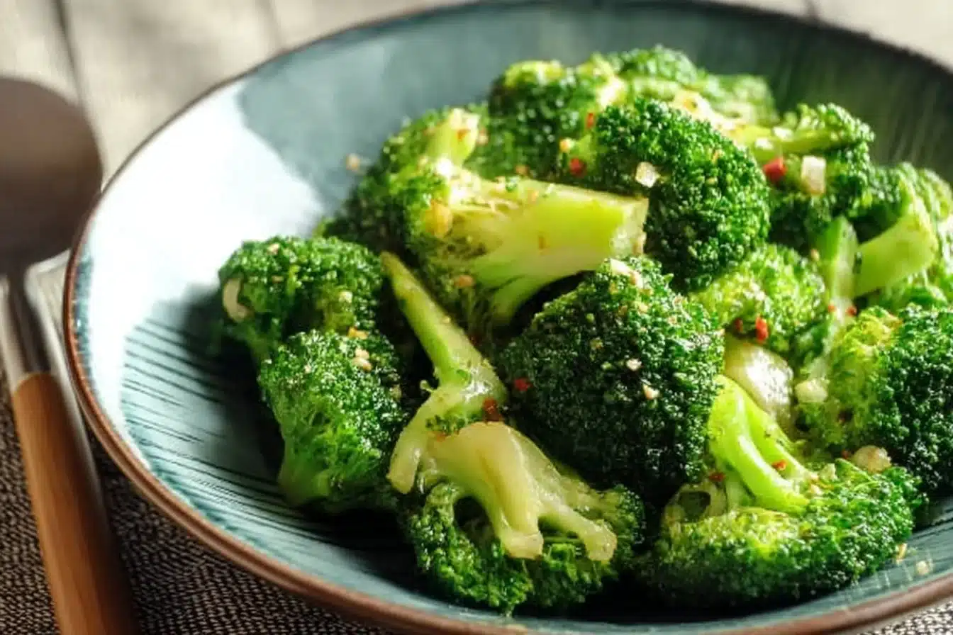 Delicious Broccoli Stir-Fry with Garlic Sauce 3 Delicious broccoli stir-fry with garlic sauce served in a bowl