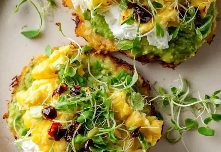 Hashbrown Avocado Toast with Crispy Texture 2 Crispy hashbrown avocado toast topped with fresh avocado slices and spices